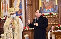 الرئيس المصري عبد الفتاح السيسي يتحدث بالقرب من البابا القبطي تواضروس الثاني خلال قداس عشية عيد الميلاد بكاتدرائية ميلاد المسيح في مصر.