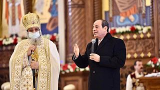 الرئيس المصري عبد الفتاح السيسي يتحدث بالقرب من البابا القبطي تواضروس الثاني خلال قداس عشية عيد الميلاد بكاتدرائية ميلاد المسيح في مصر.