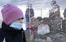 Junge Frau in Moskau in Russland beim Orthodoxen Weihnachtsfest