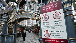 Le famose 2 o 3G (dipende dai casi) richieste in un mercatino di Natale a Colonia (Germania). 