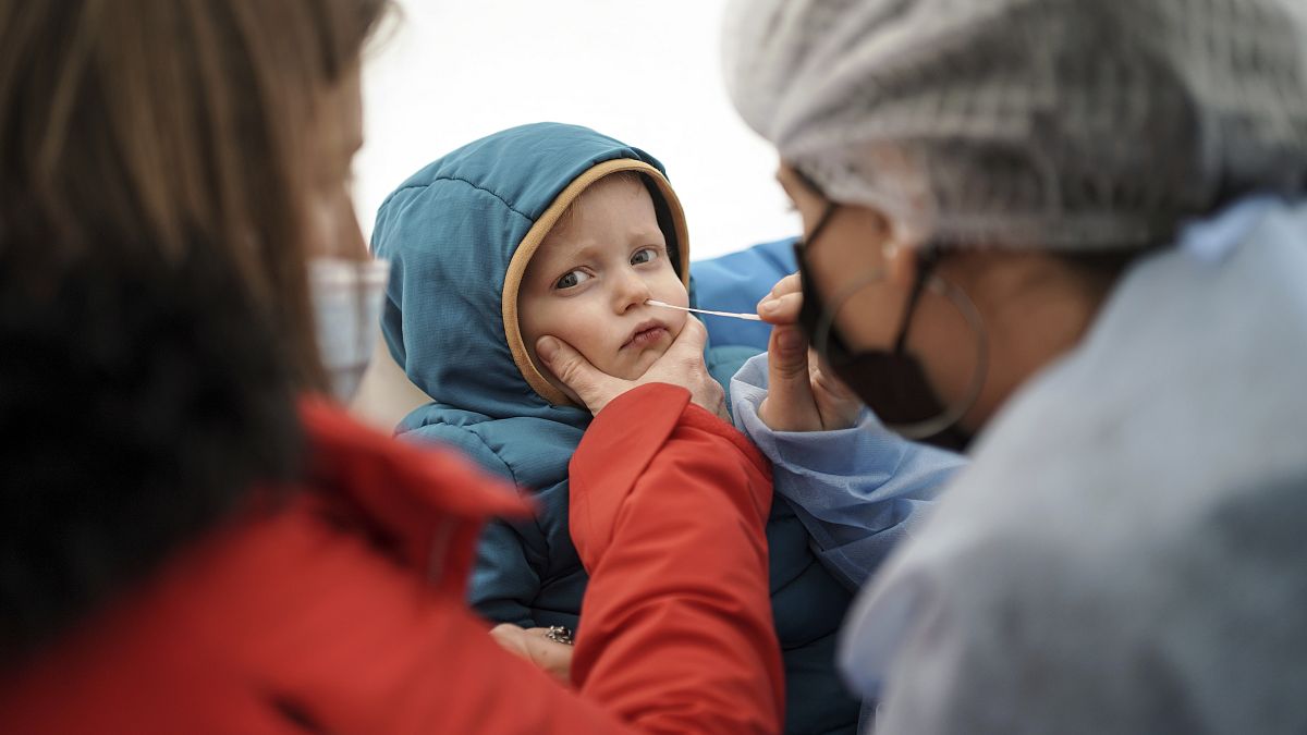 Un bebé de un año es sometido a un test COVID cerca de Lyon, Francia