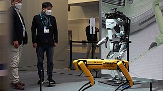 Visitantes del CES de Las Vegas observan los robots de Boston Dynamics