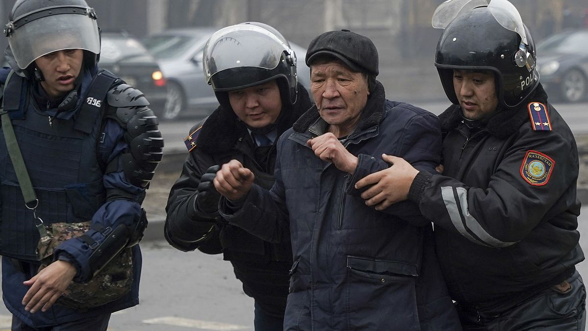 ضباط الشرطة يعتقلون متظاهرا خلال مظاهرة في ألماتي ، كازاخستان ، الأربعاء 5 يناير 2022.