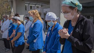 كوادر طبية تصلي خارج مستشفى القديس فرنسيس 2020 في هارتفورد، كونيتيكت، الولايات المتحدة الأمريكية.