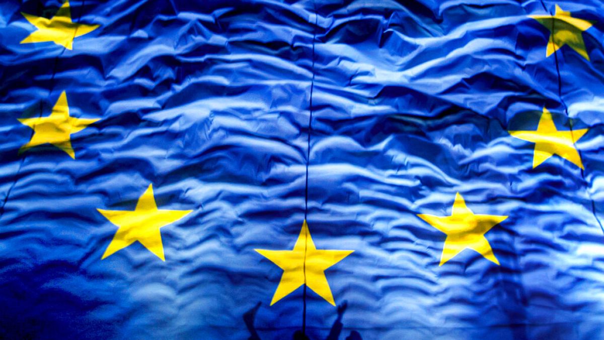 Флаг ЕС, сфотографированный в Румынии в 2007 году. 
