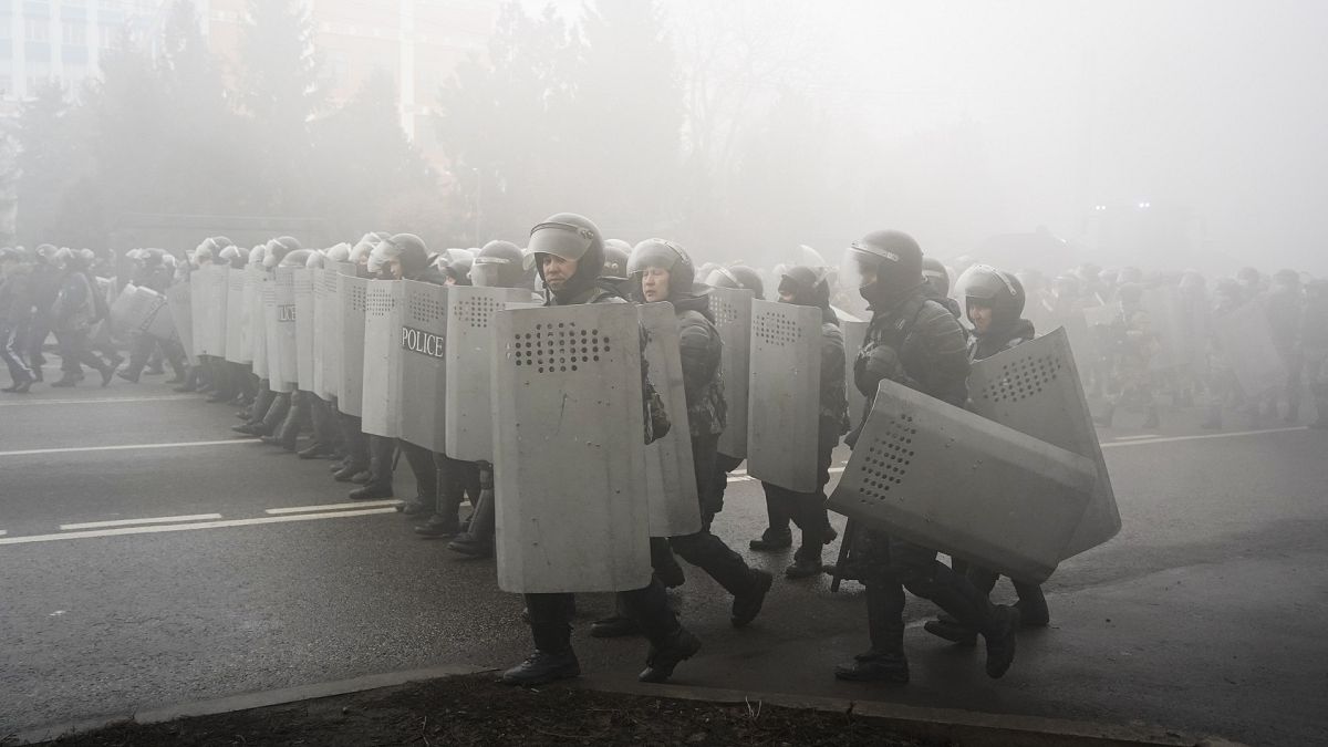 La policía antidisturbios camina para bloquear a los manifestantes durante una protesta en Almaty, Kazajstán, el miércoles 5 de enero de 2022. 