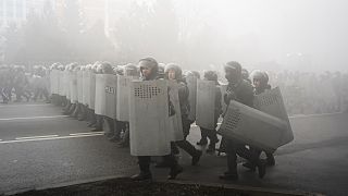 La policía antidisturbios camina para bloquear a los manifestantes durante una protesta en Almaty, Kazajstán, el miércoles 5 de enero de 2022.
