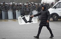 Kazakistan'da akaryakıt zamları protesto edildi