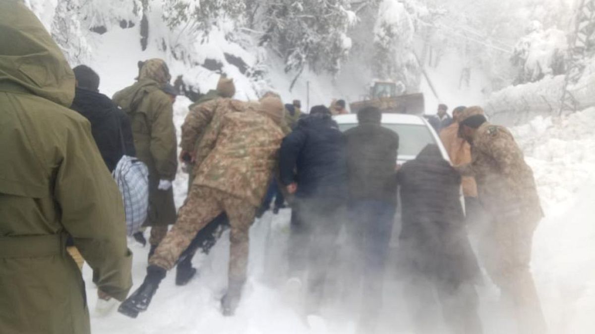 Pakistan'da yoğun kar yağışı can kayıplarına neden oldu 