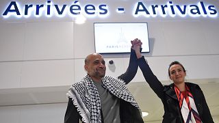 رامي شعث وزوجته عقب وصوله إلى باريس