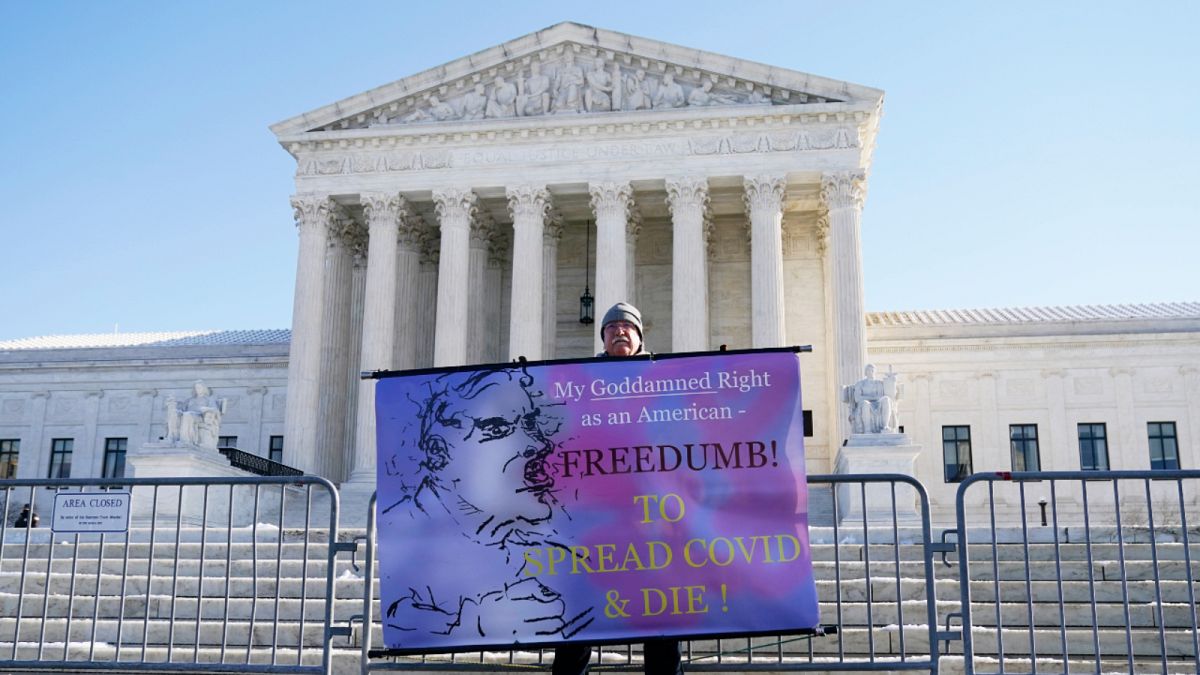 أمريكي يتظاهر ضد إلزامية اللقاح أمام المحكمة 