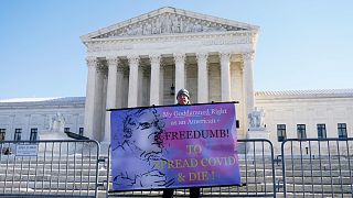 أمريكي يتظاهر ضد إلزامية اللقاح أمام المحكمة