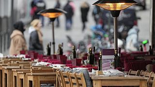 Vendégekre váró üres étterem Kölnben