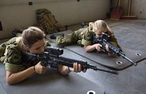 Bir askeri üste atış talimi yapan kadın askerler (arşiv)