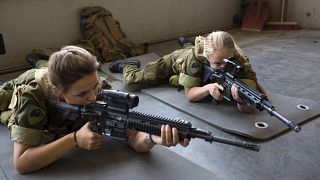 Bir askeri üste atış talimi yapan kadın askerler (arşiv)