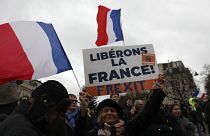 Párizsban és Bécsben is több ezren tiltakoztak a járvány miatt bevezetett korlátozások ellen