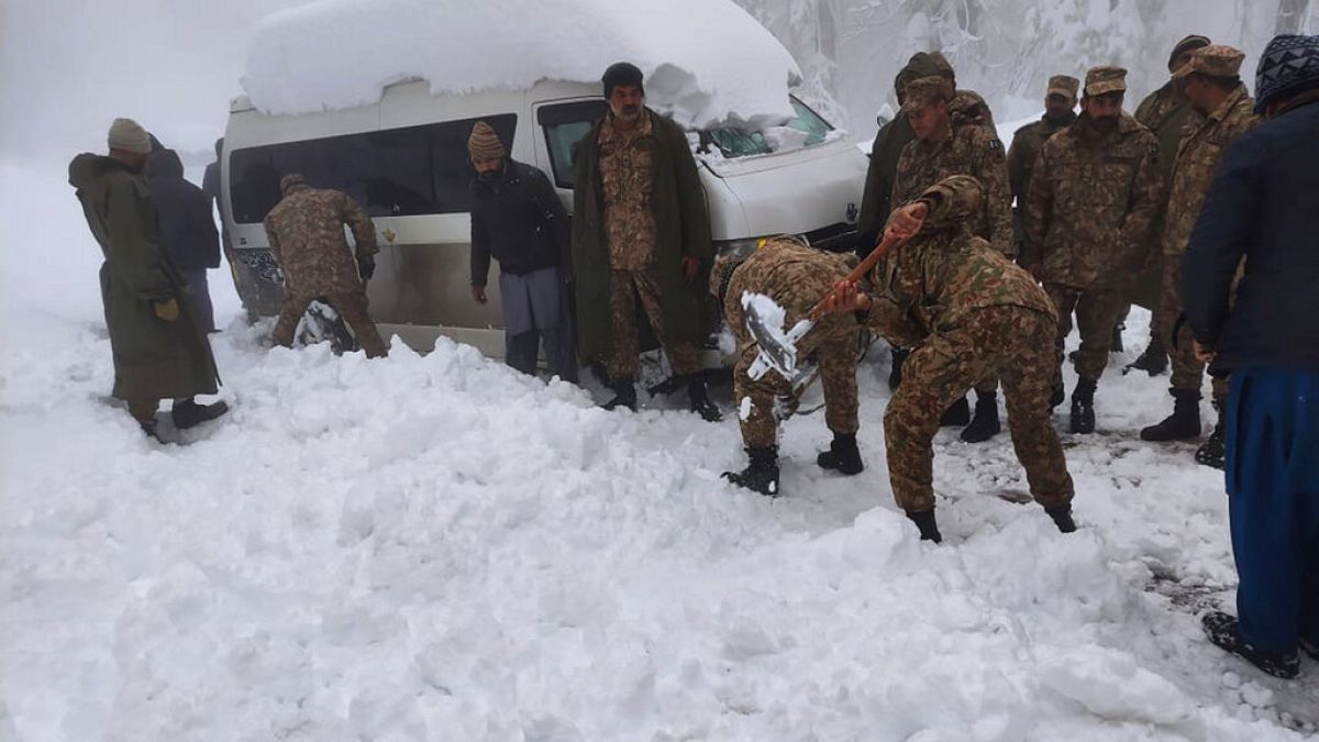 Sur cette photo fournie par l'Inter Services Public Relations, des troupes de l'armée participent à une opération de sauvetage près de Murree, au nord d'Islamabad.
