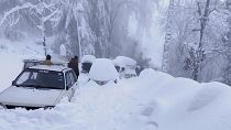 Veicoli bloccati nella neve in Pakistan