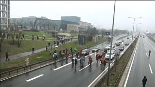 Manifestantes bloqueando el tráfico en una autopista de Belgrado (Serbia).