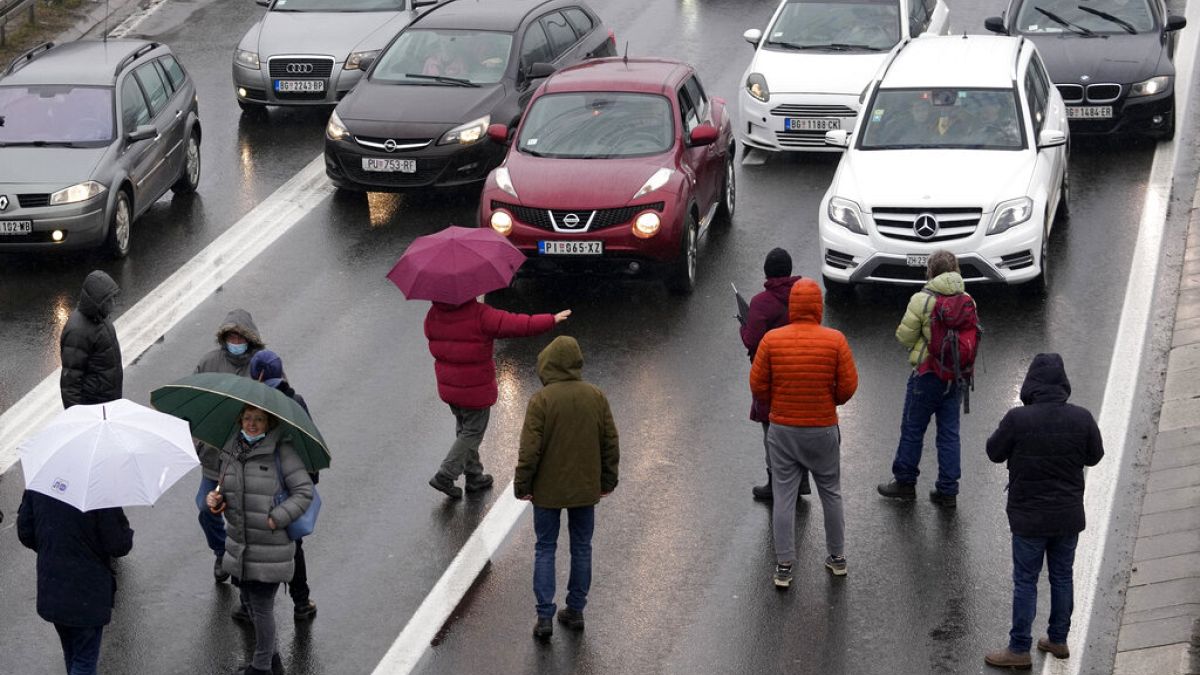 Demonstranten blockieren die Autobahn in Belgrad.