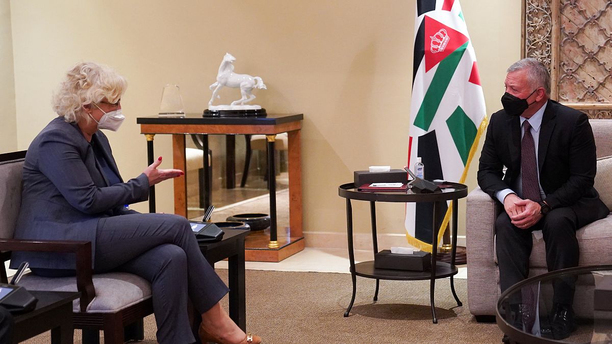 العاهل الأردني الملك عبد الله الثاني يستقبل وزيرة الدفاع الألمانية كريستين لامبرخت في عمان.