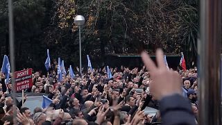 Tüntetők ostromolták meg a Demokrata Párt székházát Tiranában