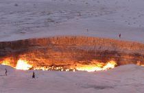 "بوابة الجحيم"، حفرة ضخمة مشتعلة بالغاز في قلب صحراء كاراكوم في تركمانستان.