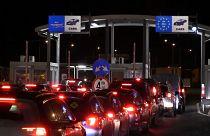 Cientos de vehículos hacen cola para atravesar la frontera y salir de Rumanía tras las vacaciones de Navidad