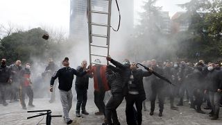 Revolta no Partido Democrático da Albânia provoca confrontos e acaba em detenções
