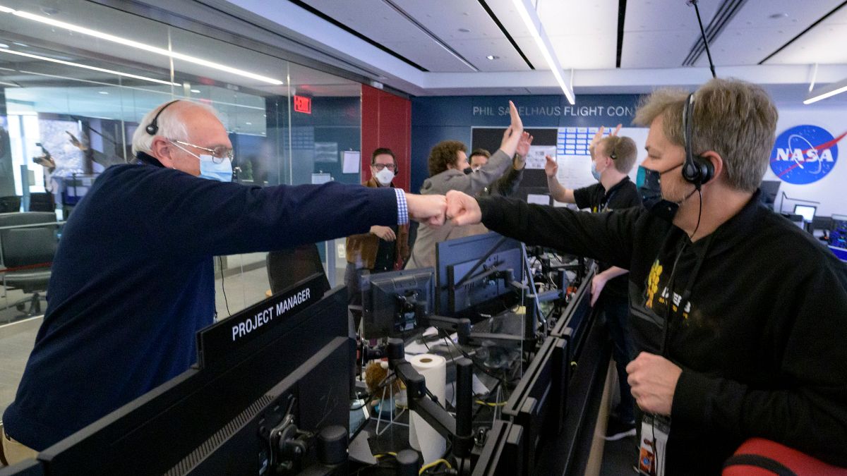 Equipa da NASA celebra abertura do espelho principal no "James Webb"