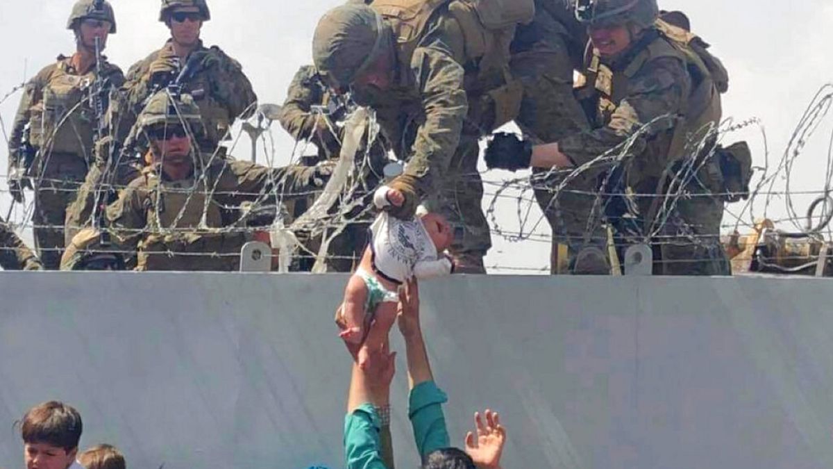 Tahliye edilen Afganlar çocuklarını askere uzattı (Arşiv)
