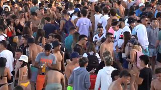 Playa abarrotada de jóvenes en Mar del Plata, Argentina