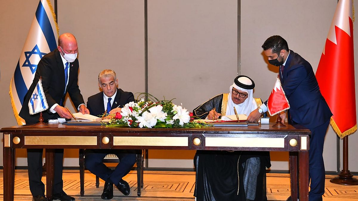 وزير الخارجية الإسرائيلي يائير لبيد ونظيره البحريني عبد اللطيف الزياني خلال أول زيارة رفيعة المستوى منذ توقيع اتفاقية تاريخية لإقامة علاقات دبلوماسية بين البلدين.
