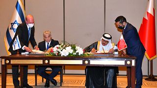 وزير الخارجية الإسرائيلي يائير لبيد ونظيره البحريني عبد اللطيف الزياني خلال أول زيارة رفيعة المستوى منذ توقيع اتفاقية تاريخية لإقامة علاقات دبلوماسية بين البلدين.