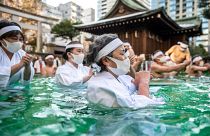 بدون تعليق: المؤمنون في طوكيو يصلون من أجل صحة جيدة خلال حفل تنقية الماء المثلج