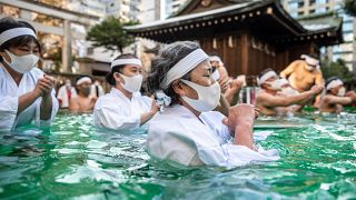 Japonlar tapınak önünde buzlu suda sağlıkları için dua etti