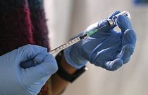 Προετοιμασία σύριγγας για τον εμβολιασμό κατά της Covid-19