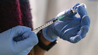 Προετοιμασία σύριγγας για τον εμβολιασμό κατά της Covid-19