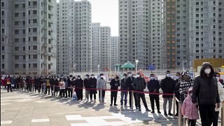يصطف السكان الذين يرتدون الكمامات في طابور للخضوع لاختبار فيروس كورونا في بلدية تيانجين بشمال الصين.