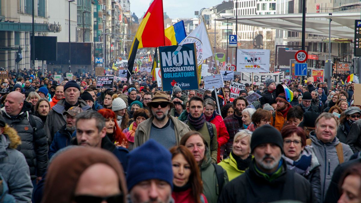 مظاهرة للاحتجاج على تصريح الصحة والإجراءات التي تهدف إلى الحد من انتشار كوفيد -19 في بروكسل.