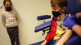 Niños recibiendo la primera dosis de la vacuna contra la COVID-19 en España, el 15 de diciembre de 2021.