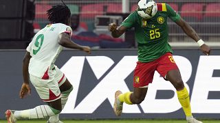 الكاميروني نوهو تولو يهاجم أمام إيسوفو دايو من بوركينا فاسو خلال مباراة المجموعة الأولى في كأس الأمم الأفريقية 2022 بين الكاميرون وبوركينا فاسو.