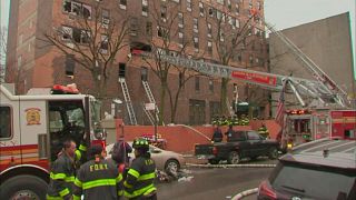 رجال الإطفاء في موقع الحريق في مبنى سكني في نيويورك.