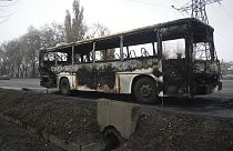 Un autobús quemado durante los enfrentamientos en Almaty, Kazajistán.