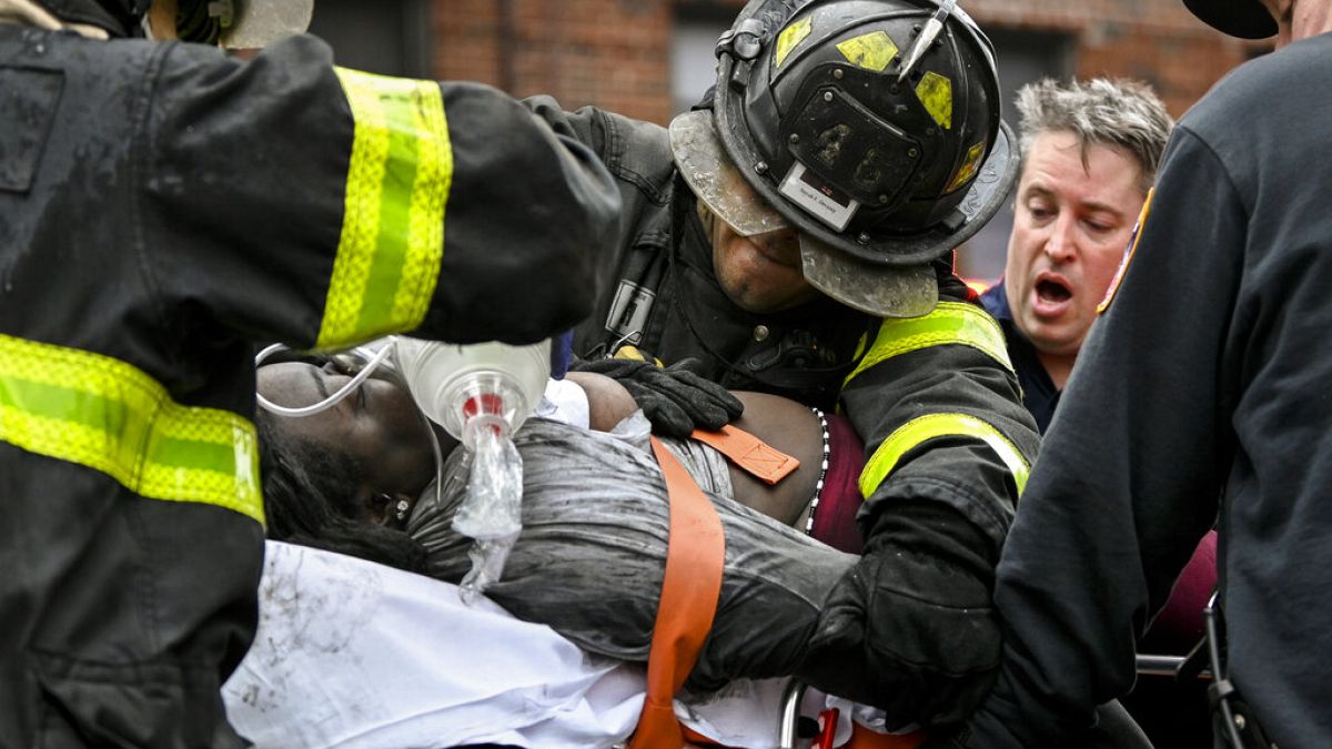 Los bomberos atienden a una de las víctimas del trágico incendio de Nueva York