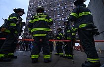 I vigili del fuoco intervenuti sul luogo dell'incendio nel Bronx