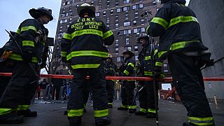 I vigili del fuoco intervenuti sul luogo dell'incendio nel Bronx