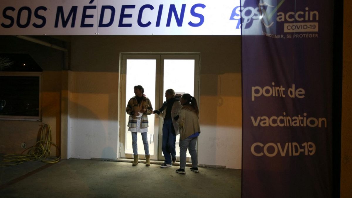 A l'entrée du centre de SOS Médecins, près d'Ajaccio, où se pratiquent des vaccins 24h/24 - le 08/01/2022