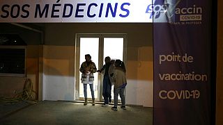 Во Франции открыли первый круглосуточный центр вакцинации
