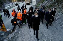 Le président français Emmanuel Macron en déplacement dans la ville de Tende dans la vallée de la Roya les Alpes-maritimes le 10 janvier 2022
